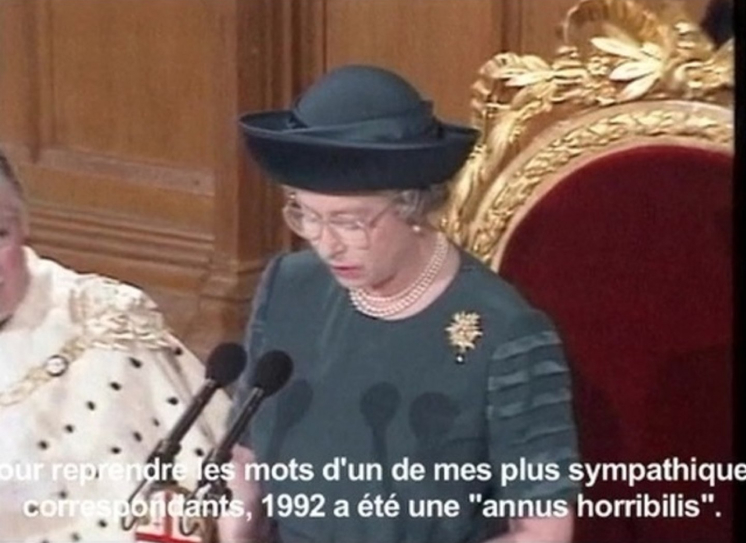 photographie de la reine d'Angleterre en train de donner un discours avec des sous titre en bas de l'image